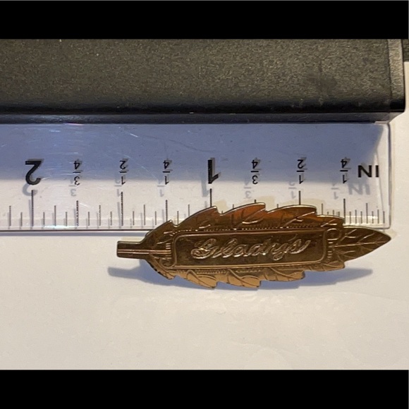 Antique Brooch GLADYS Engraved on Small Gold Leaf - Picture 7 of 12